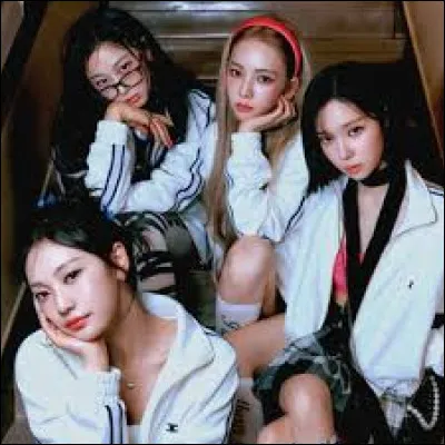 Qui a chant&eacute; &ccedil;a ? ''Light up my heartAct like you knowI am a different worldBut I'll give you a chance likeMaybe I just need your lovingUmm love meI just want you to want meI should be your one and only''