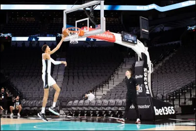 Victor Wembanyama mesurait d&eacute;j&agrave; plus de 2 m&egrave;tres &agrave; l�&acirc;ge de 13 ans.