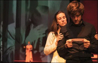 Dans "Le Rouge et le Noir", chacun se demande s'il joue un r&ocirc;le ou si les sentiments sont sinc&egrave;res !Retrouvez l'auteur.