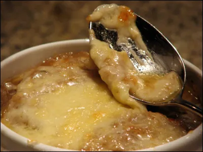 Faite &agrave; base de restes de fromage, de vin, d'eau de vie et d'aromates, quel est cette pr&eacute;paration fromag&egrave;re des Bouches-du-Rh&ocirc;ne et de l'Ard&egrave;che ?