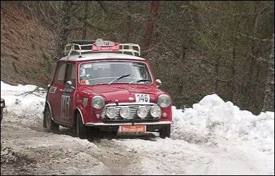 Petite mais costaud car cette auto gagne l'&eacute;dition 1964 et r&eacute;cidive en 1965. C'est une...