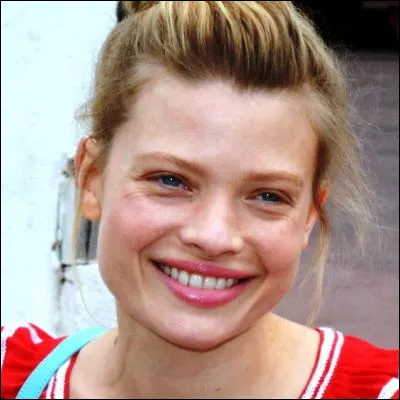 Quel chanteur a sorti en 2021 son neuvi&egrave;me album, "Haute fid&eacute;lit&eacute;", qui comprend le duo "Le Train du soir" avec Pomme ?