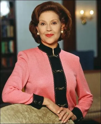 Kelly Bishop interprte la mre et la grand-mre de Lorelai et Rory : Emily Gilmore, une femme riche et snob. Elle a aussi incarn la mre de Jennifer Grey dans un film musical. Lequel ?