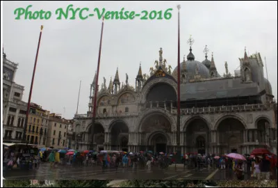 Quel est le nom de la basilique cath&eacute;drale de 828, situ&eacute;e au coeur de Venise sur la place du m&ecirc;me nom ?