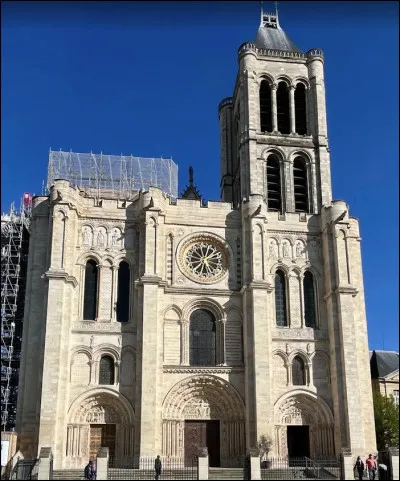 Quel est le nom de la basilique cath&eacute;drale gothique de 1135, n&eacute;cropole royale des rois de France, situ&eacute;e dans la ville du m&ecirc;me nom ?