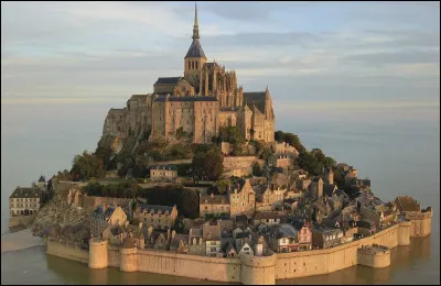 Quel est le nom de ce mont, un &icirc;lot rocheux situ&eacute; dans la Manche en Normandie o&ugrave; s'&eacute;l&egrave;ve une abbaye datant de 965 ?
