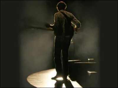 Quel chanteur vivant &agrave; Astaffort est l'auteur-compositeur et interpr&egrave;te du titre ''Le Ch&ecirc;ne li&egrave;ge'' ?