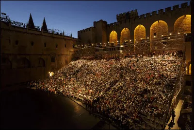 Je f&ecirc;te le th&eacute;&acirc;tre et le spectacle vivant au Palais des papes, o&ugrave; suis-je ?