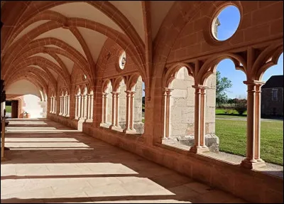 Il est si tard. Je vais demander l'hospitalit&eacute; &agrave; ces moines de l'abbaye de C&icirc;teaux. O&ugrave; suis-je ?