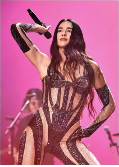 Qui est cette autrice-compositrice-interpr&egrave;te britannico-albanaise ?