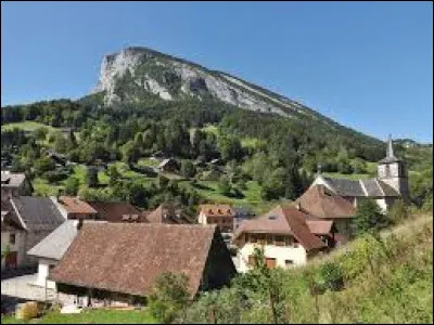 Je vous attends au pied de la Roche Veyrand, &agrave; Saint-Pierre-d'Entremont. Village de l'aire d'attraction Chamb&eacute;rienne, il se situe dans le d&eacute;partement ...