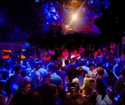 Quand tu es en bo&icirc;te de nuit, entour&eacute;e de beaucoup de monde que tu ne connais pas forc&eacute;ment, tu te sens...