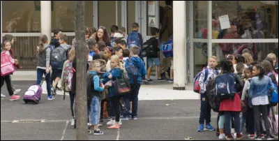 Mise en situation n&deg;1 : tu es &agrave; l'&eacute;cole, coll&egrave;ge, lyc&eacute;e... et on te provoque dans cour, on t'insulte et tous te potes sont autour de toi, pr&ecirc;ts &agrave; te d&eacute;fendre. Que fais-tu ?