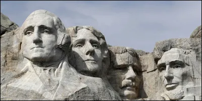 Quels sont les quatre pr&eacute;sidents am&eacute;ricains repr&eacute;sent&eacute;s sur le Mont Rushmore ?