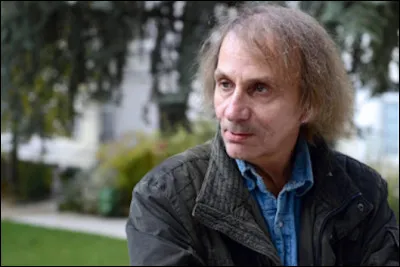 Qui est cet &eacute;crivain, auteur du roman ''Extension du domaine de la lutte'' ?