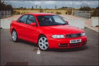 Quel est le nom de cette voiture rouge ?