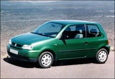 Quel est le nom de cette petite voiture verte ?