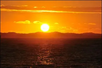 Oh tu as donc cliqu&eacute; sur ce quiz, sache que tu prends des risques en le faisant, bon, si tu te crois si malin, dis-moi : Quel pays est surnomm&eacute; le "Pays du Soleil levant" ?