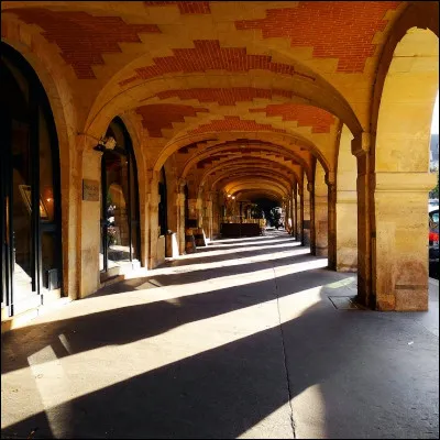 Quelle place parisienne con&ccedil;ue par Louis M&eacute;tezeau est entour&eacute;e d�arcades et de galeries d�art ?