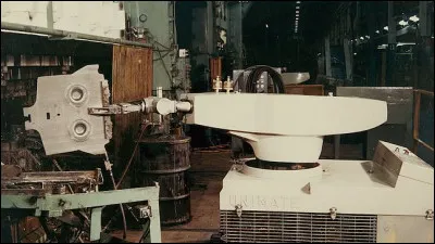 Quelle entreprise am&eacute;ricaine utilise les premiers robots manipulateurs sur ses chaines d'assemblage en 1961 ?