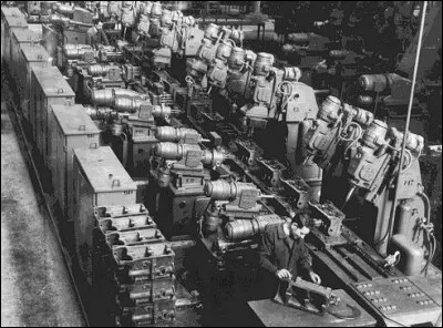 Durant l'apr&egrave;s-guerre, des entreprises automatisent leurs chaines d'assemblage comme pour Renault et sa production de la 4CV &agrave; partir de 1948. Quel est le nom de cette machine capable de r&eacute;aliser une trentaines d'op&eacute;ration d'usinage en m&ecirc;me temps ?