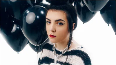 "Sur un malentendu j'ai fait la sourde oreille,peur du silence impr&eacute;vu, de d&eacute;pendre d'un appareil.Y'a comme un vide absolu qui n'a de pareil que le vide absolu." Quel est le titre ?