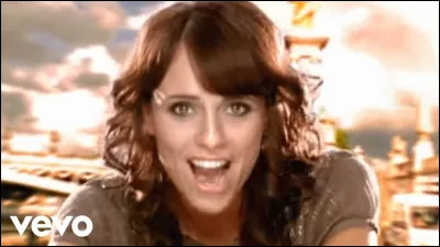 "Tout &agrave; l'heure j'roulais sur mon scooter dans Paris, D'une voiture, au feu rouge, un mec me dit : eh madame il est quelle heure ? Je lui r&eacute;ponds midi". Quel est le titre ?