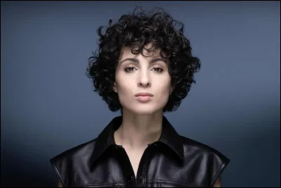 "Regardez-moi, moi la chanteuse &agrave; demiParlez de moi &agrave; vos amours, &agrave; vos amisParlez leur de cette fille aux yeux noirs et de son r&ecirc;ve fou". Quel est le titre ?