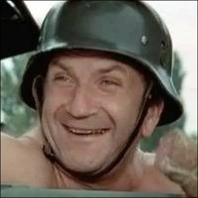 Dans le premier volet de la trilogie ''La Septi&egrave;me Compagnie'', le chef Chaudard, interpr&eacute;t&eacute; par Pierre Mondy, explique qu'il tient une quincaillerie dans une ville de la Haute-Sa&ocirc;ne. Laquelle ?