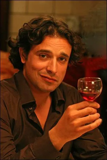 Avec Jean Dujardin, il participe  l'mission 'Farce attaque' sur France 2, c'est