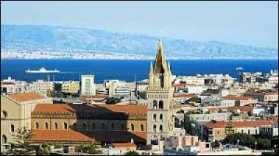Quelle est cette ville sicilienne, situ&eacute;e au bord du d&eacute;troit qui la s&eacute;pare de l'Italie continentale ?