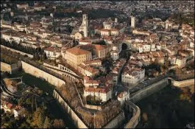 Quelle est cette ville, situ&eacute;e en bordure des Alpes et dominant la plaine lombarde ?