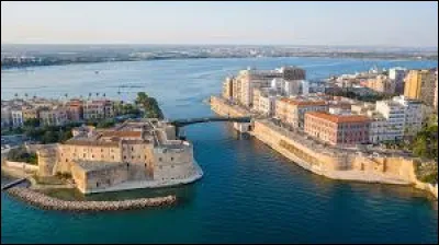 Quelle est cette ville portuaire de la r&eacute;gion des Pouilles, situ&eacute;e en bordure de son golfe ?