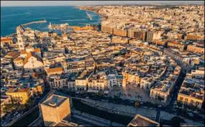 Quelle est cette ville bord&eacute;e par l'Adriatique, capitale et plus grande ville des Pouilles ?