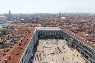 Quelle est cette ville, situ&eacute;e sur une lagune des rives de l'Adriatique, depuis longtemps inscrite au patrimoine mondial ?
