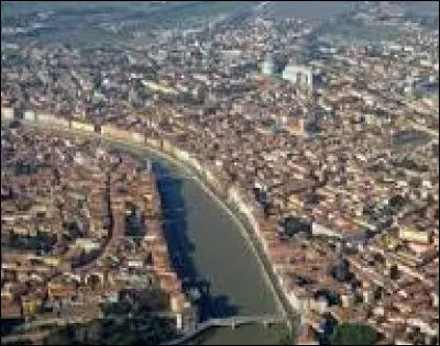 Quelle est cette ville de Toscane, situ&eacute;e sur les rives de l'Arno, grande puissance maritime au moyen-&acirc;ge ?