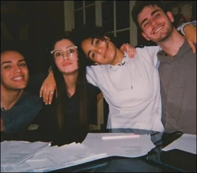 Qui est l'interpr&egrave;te de cette chanson ? : Et je sens les regardsMais il faut que je tiennePas ici, pas maintenantOuais, plut&ocirc;t crever, je n'vais pas chialer sous leurs yeux.