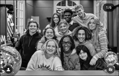 Qui est l'interpr&egrave;te de cette chanson ? : Le souvenir de nous quand on visait les &eacute;toilesEst-ce qu'on est fous ? On se blesse toi et moi.