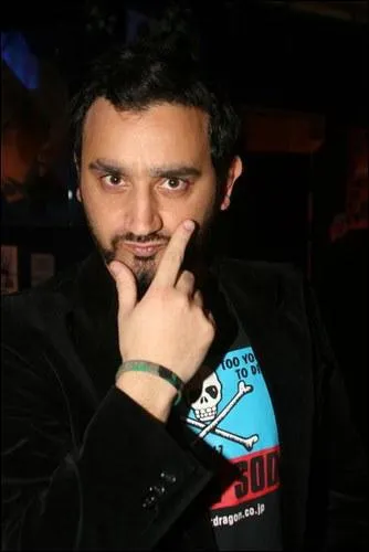 Prsentateur parfois dvetu qui prsente maintenant habill 'Fa Si La Chanter', c'est