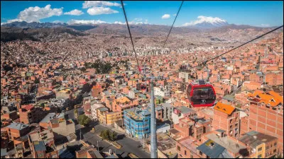 Quelle est la diff&eacute;rence d'altitude &agrave; La Paz entre la ville haute, El Alto, et la ville basse ?