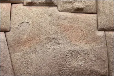 Quel est le nom de la pierre que l'on voit dans l'architecture de Cuzco, symbole du g&eacute;nie architectural inca et qui est consid&eacute;r&eacute;e comme patrimoine culturel du P&eacute;rou ?
