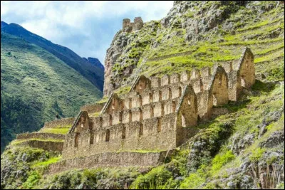 Quelle forteresse qui surveillait autrefois le chemin du Machu Picchu peut-on visiter ?