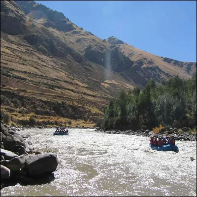 Quelle rivi&egrave;re consid&eacute;r&eacute;e comme sacr&eacute;e peut-on voir en haut du Machu Picchu ?