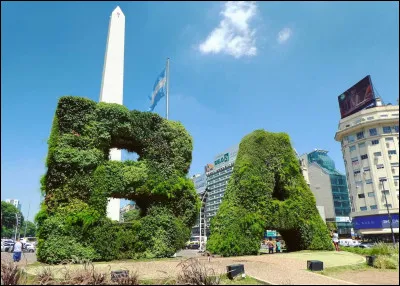 Quelle c&eacute;l&egrave;bre place de Buenos Aires c&eacute;l&egrave;bre l'ind&eacute;pendance de l'Argentine &agrave; la suite des batailles et campagnes militaires hispano-am&eacute;ricaines ?