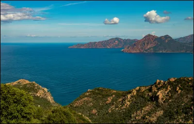 La M&eacute;diterran&eacute;e est une mer immense qui s'&eacute;tend de l'Europe &agrave; l'Afrique. Quelle est sa signification exacte ?