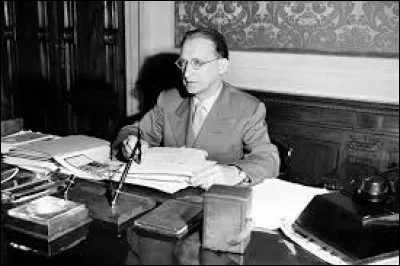 Qui est cet homme, fondateur et dirigeant de la D&eacute;mocratie Chr&eacute;tienne, pr&eacute;sident du Conseil de 1946 &agrave; 1953, qui a jou&eacute; un r&ocirc;le notable dans les d&eacute;buts de la construction europ&eacute;enne ?