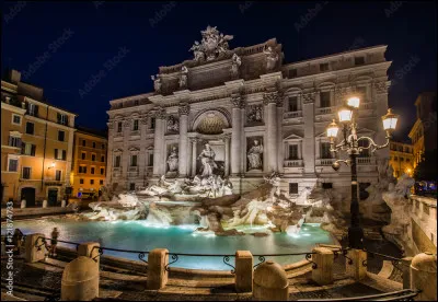 La fontaine de Trevi, &eacute;difi&eacute;e au XVIIIe si&egrave;cle contre la fa&ccedil;ade du palazzo Poli, est devenue un endroit mythique depuis une sc&egrave;ne d'un film de Fellini :