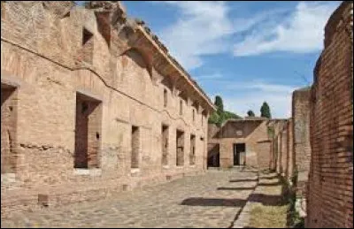 Quelle est cette ville, situ&eacute;e &agrave; la p&eacute;riph&eacute;rie sud-ouest de Rome &agrave; l'embouchure du Tibre, qui a conserv&eacute; des rues et des b&acirc;timents de la ville antique ?