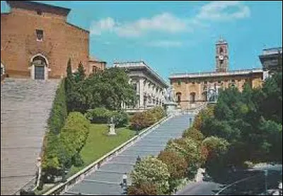 Quelle est cette autre colline, la plus petite des sept collines de Rome, situ&eacute;e en bordure du Forum et o&ugrave; se trouvait l'Arx (citadelle), aujourd'hui si&egrave;ge de l'h&ocirc;tel de ville et de mus&eacute;es ?