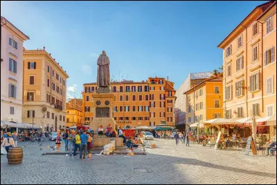 Quelle est cette autre place du coeur historique, place de terrasses et de march&eacute;s, domin&eacute;e par la statue de Giordano Bruno ?